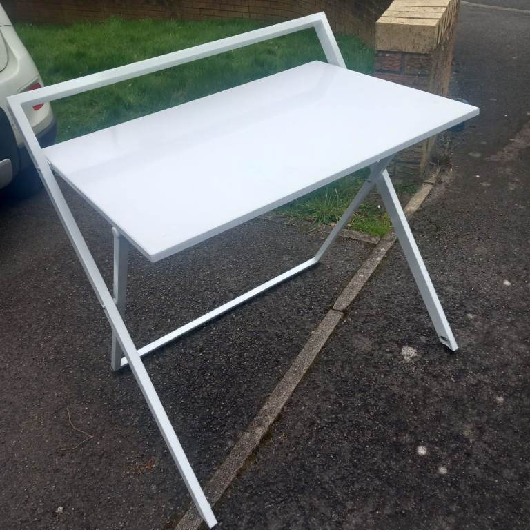 White Foldable Desk / Table – Good Condition