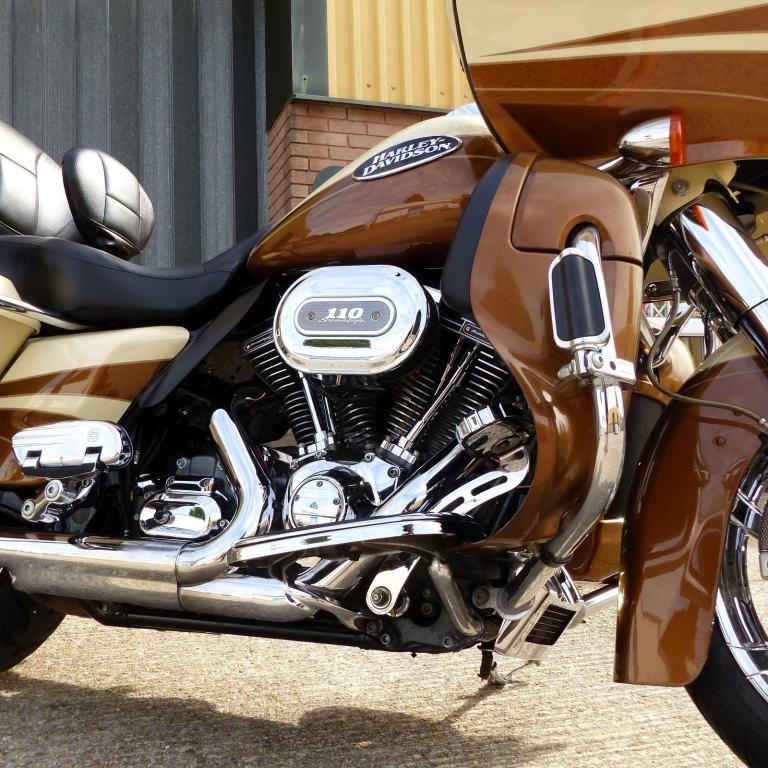 Harley Davidson FLTRUSE CVO Road Glide Ultra 1801cc – Rare collectors machine.