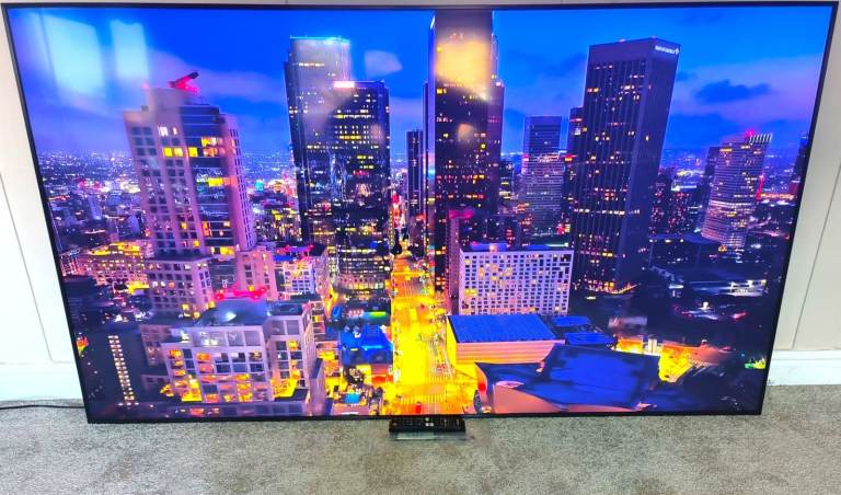 Samsung 70" inch Crystal Smart 4K Ultra HD UHD HDR10+ LED TV UE70TU7020K like New