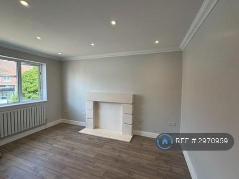 2 bedroom flat in Milburn House, London, SW20 (2 bed) (#2970959)