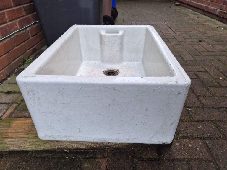 Belfast style sink in very good condition - approx. dimensions are 62cm x 47cm x 26cm deep