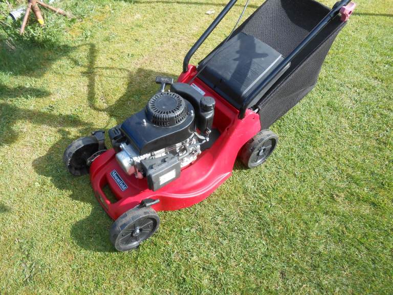 PETROL LAWN MOWER. LAWNMOWER.