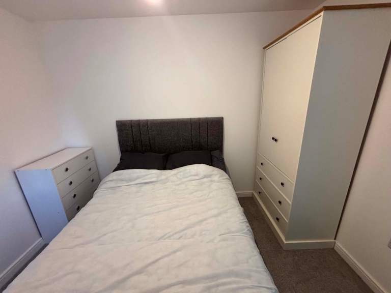 Double bed room to rent 