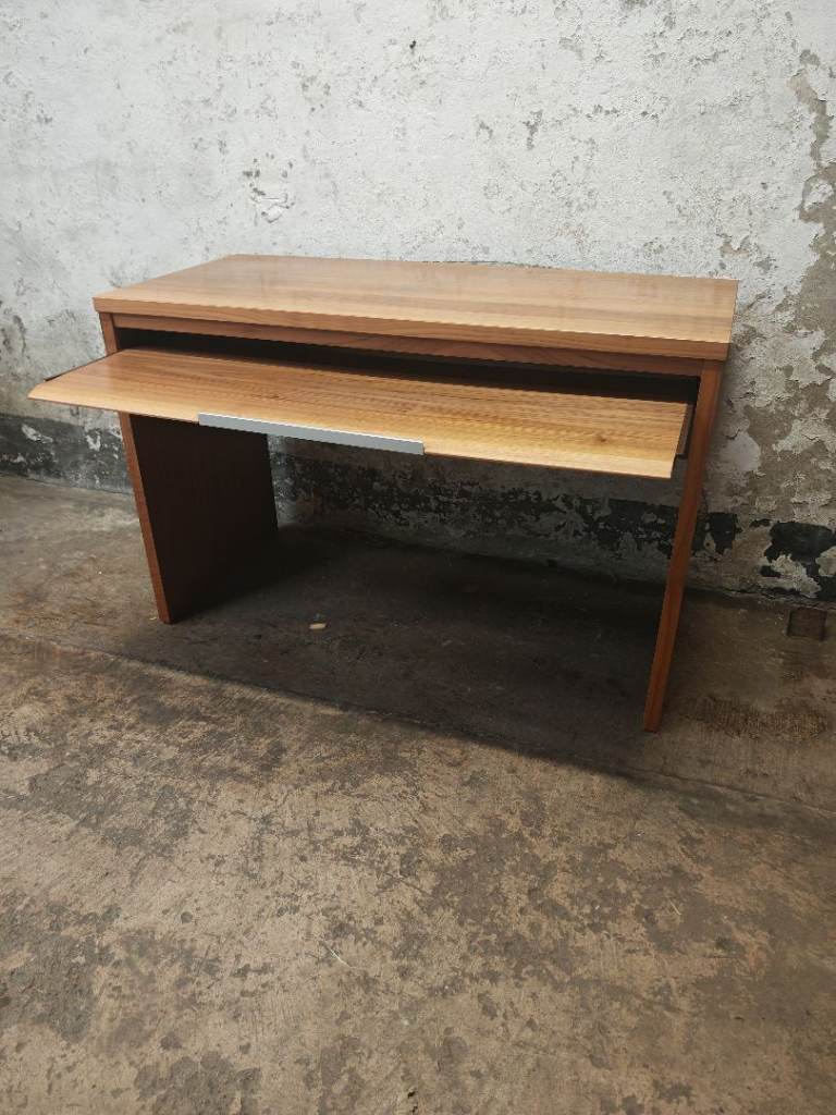 Lovely Modern computer desk. *Delivery Available*