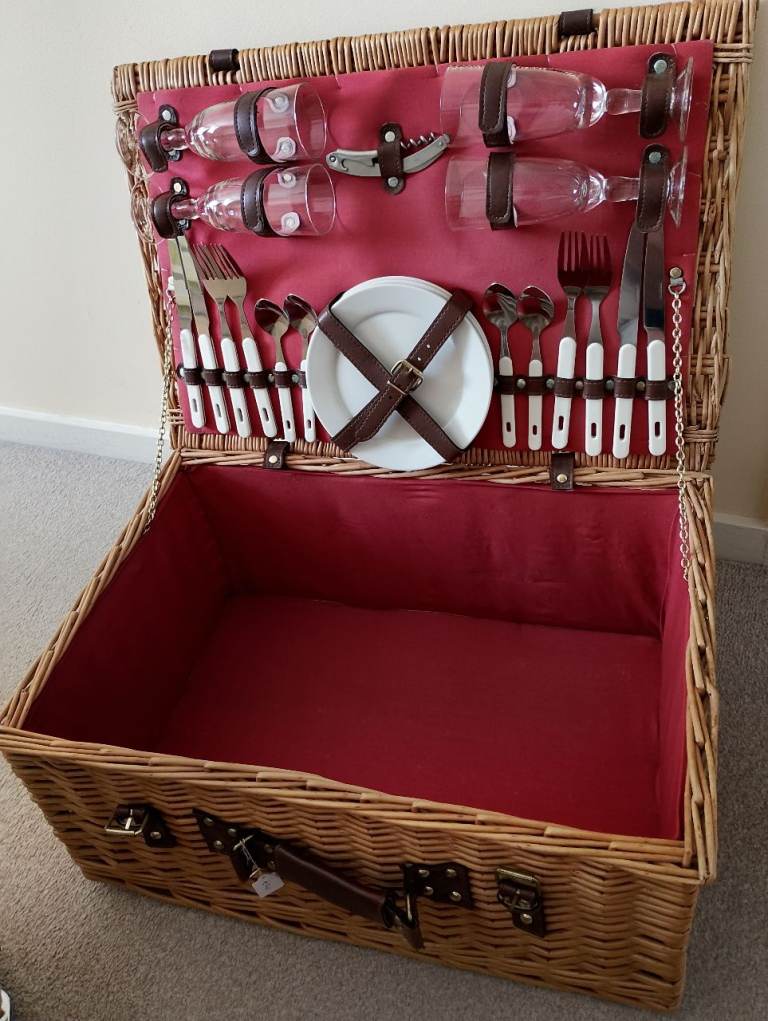 Wicker Picnic Hamper with Full Set – Great Condition