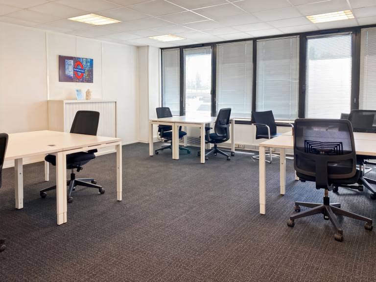 Evesham - WR11 1GP \ Flexible Office Rental with Capacity for 15 Desks