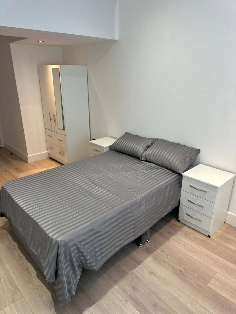  (Professional/Group): Large 5-Bed Licensed HMO – Streatham Hill – All Double Rooms – Available Now