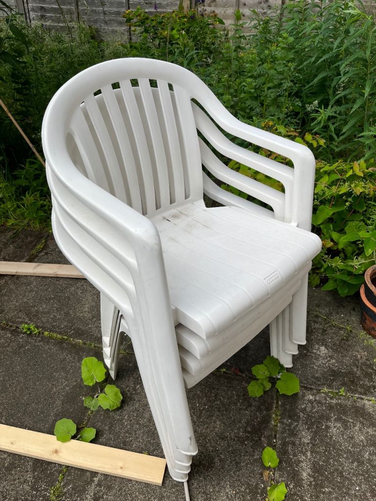 Set of 4 White Plastic Stackable Garden Chairs – good condition
