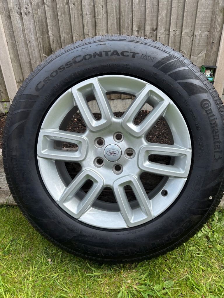 Land Rover wheel and tyre 