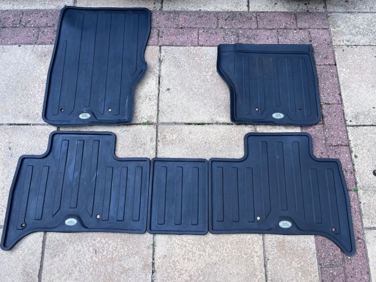 Landrover. Discovery 5 Rubber Car Mats - full set OEM