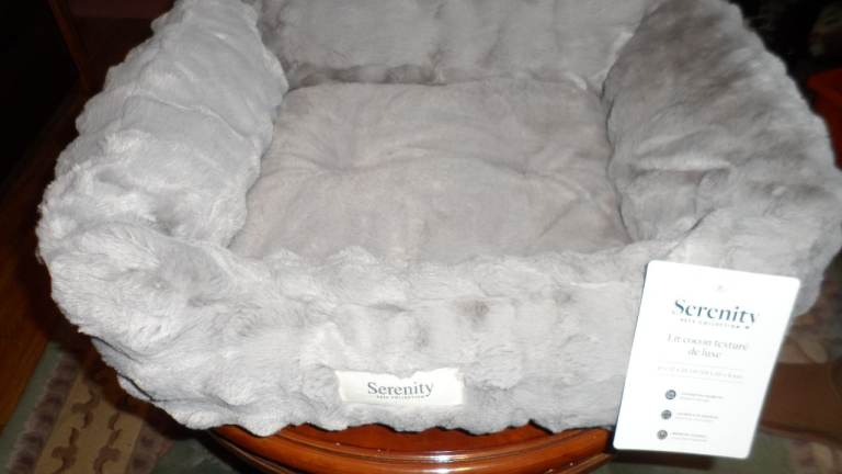 NEW Beautiful Soft Dog Bed.