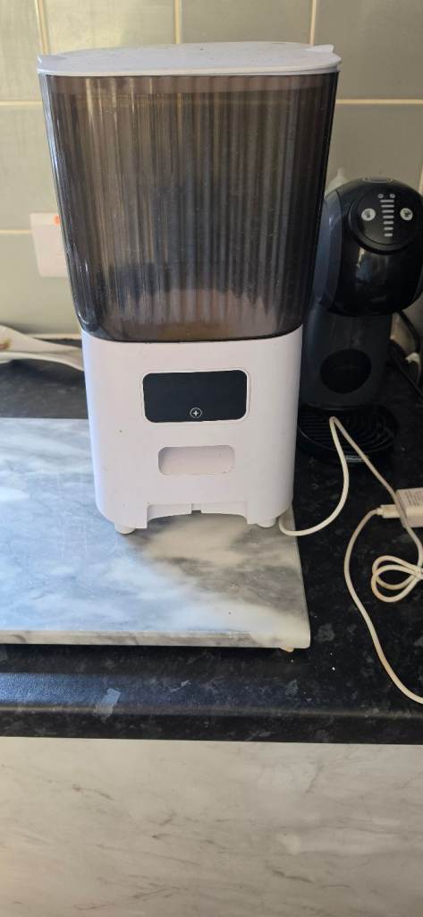 Automatic cat feeder 