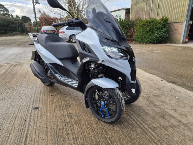 2025 PIAGGIO MP3 310 HPE SPORT CVTMP3 300EURO 5 3 WHEELERRIDE ON CAR LICENSE