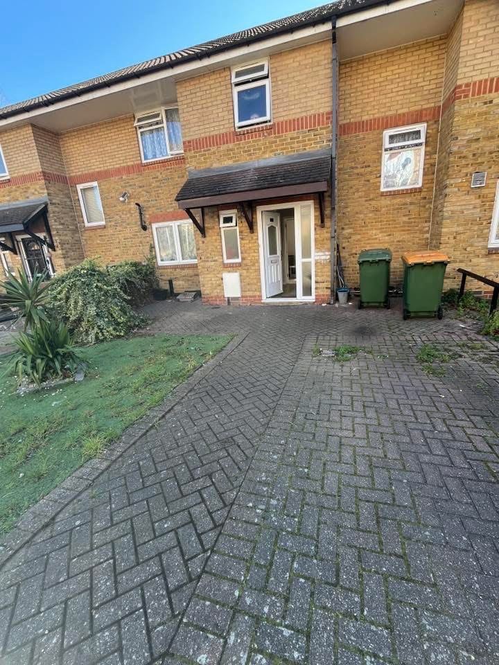 house exchange i have 3 bedroom house in beckton 