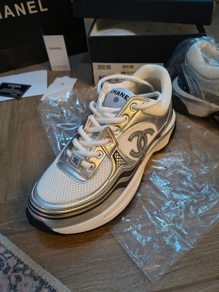 CC Runners Silver size 8.5/9 Euro 43