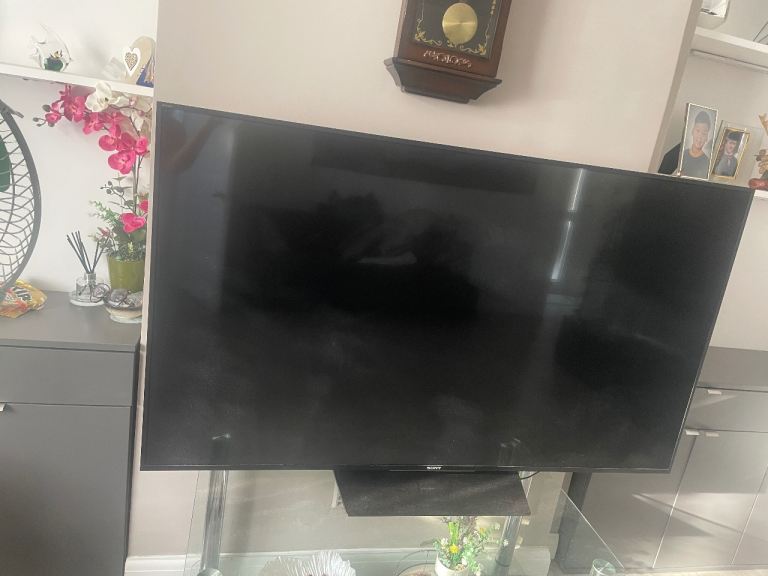 Excellent condition Sony KD-65XD8599 65-inch 4K Ultra HDR Smart TV with Remote
