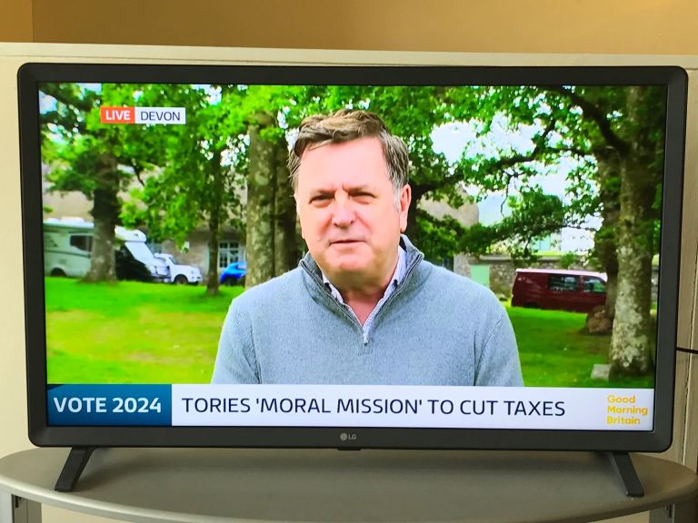 LG 32 inch Smart Full HD HDR LED TV built in Wi-Fi- freeview in excellent condition