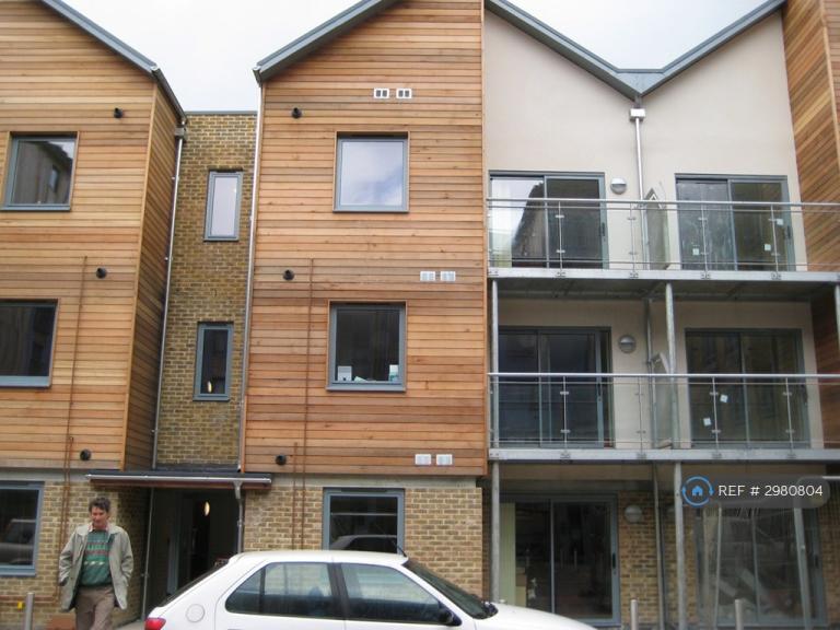 1 bedroom flat in Quayside Drive, Colchester, CO2 (1 bed) (#2980804)