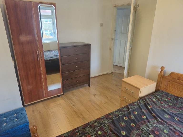 Double Room for Single Female for £700 pcm
