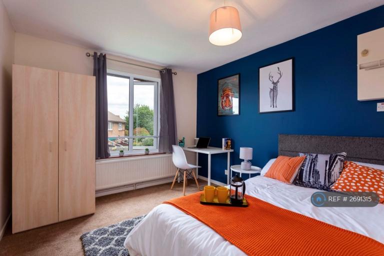 7 bedroom house in School Lane, Egham, TW20 (7 bed) (#2691315)