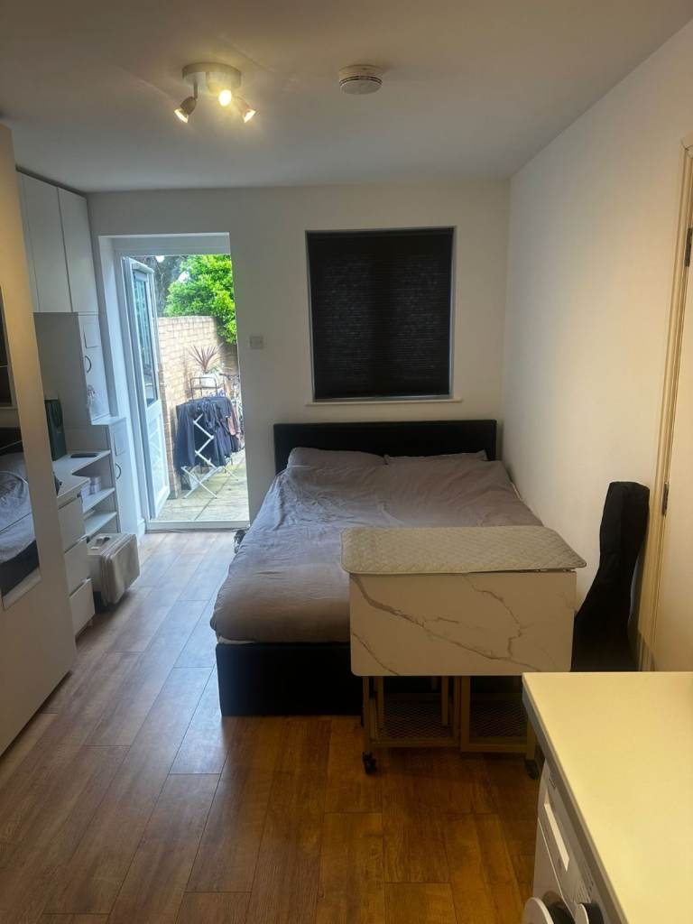 SPACIOUS DOUBLE ROOM IN STRATFORD - NO HIDDEN FEES 🏠