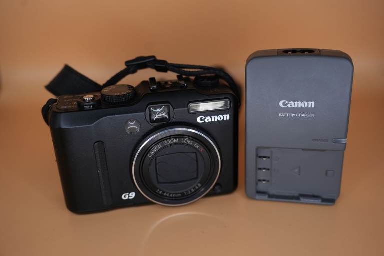Canon Powershot G9 with 2 batteries, Charger