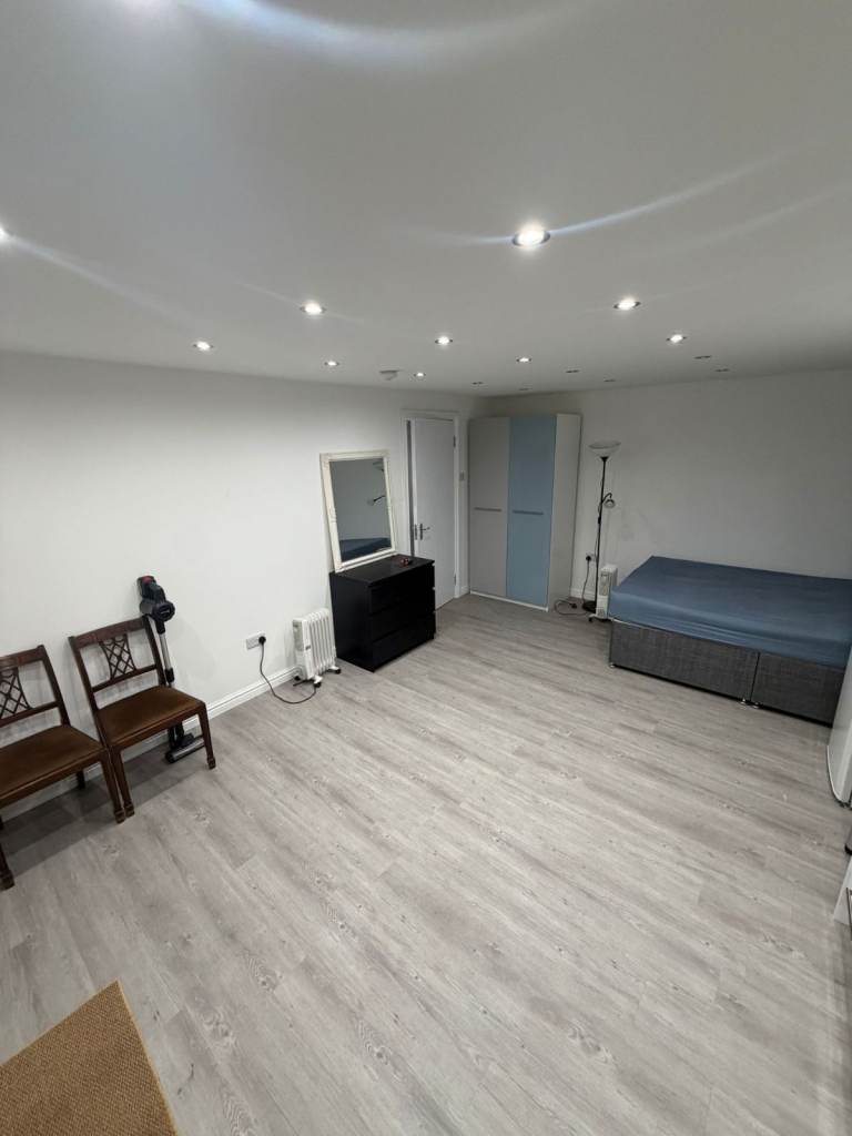 Spacious & Cosy Studio room for rent IG3 9DG