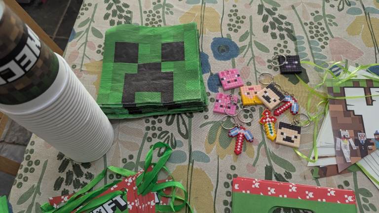 Minecraft Party Bundle - Decorations, Plates, Bags, Keyrings