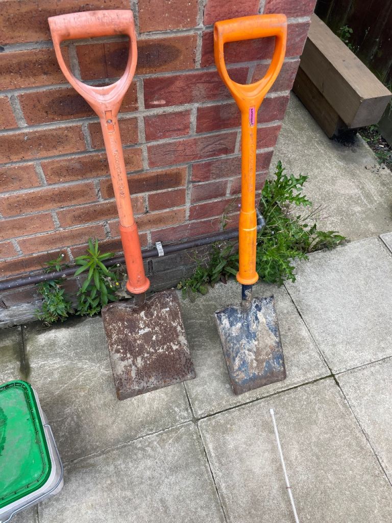 Shock safe spade shovel