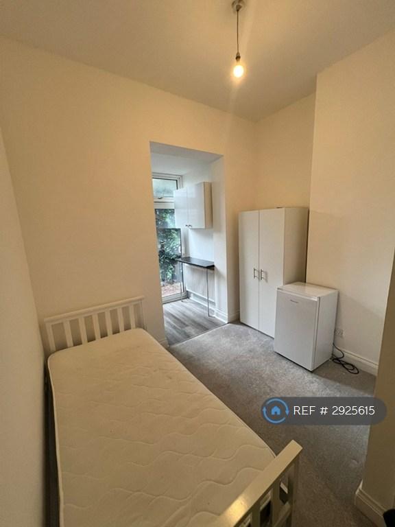 Studio flat in Lichfield Grove, London, N3 (#2925615)