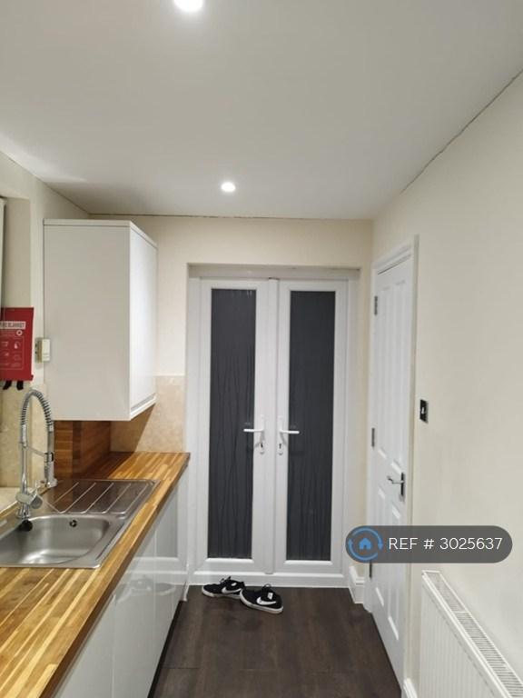 2 bedroom flat in Westcliff-On-Sea, Prittlewell, SS0 (2 bed) (#3025637)