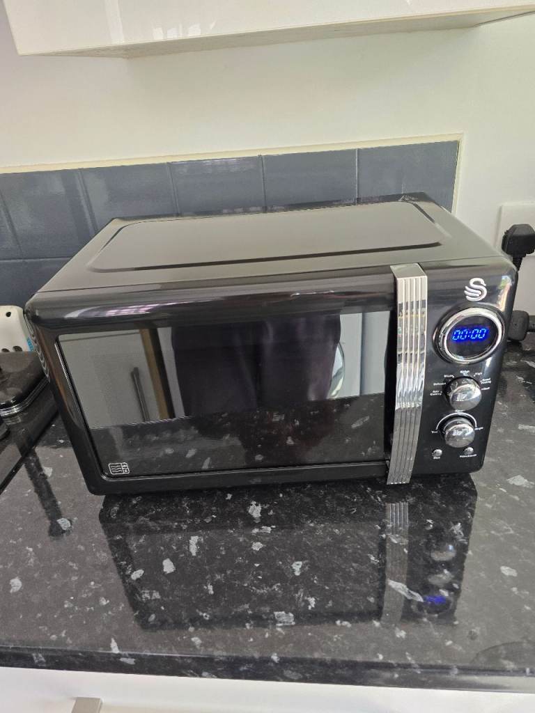 Swan retro microwave black brand new cost over £100.00