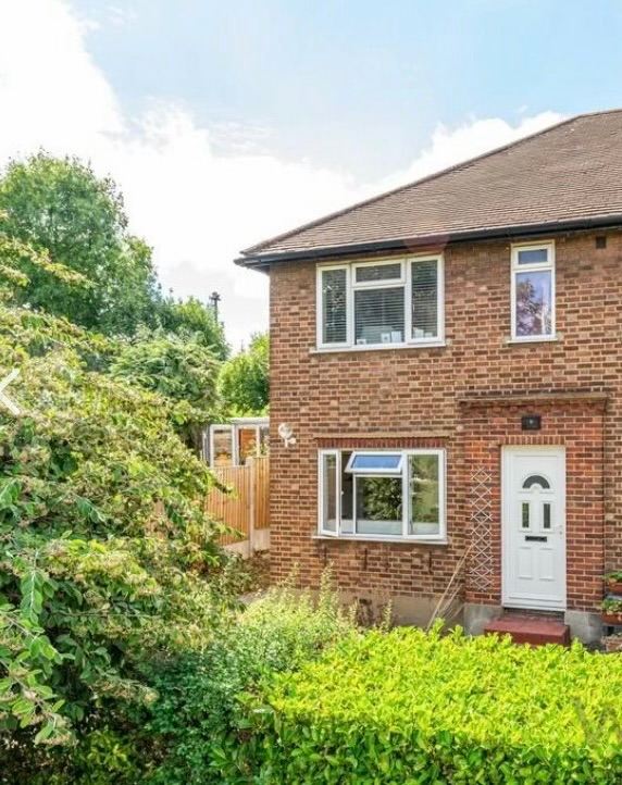 Nice and clean 2 bed house with garage and garden 