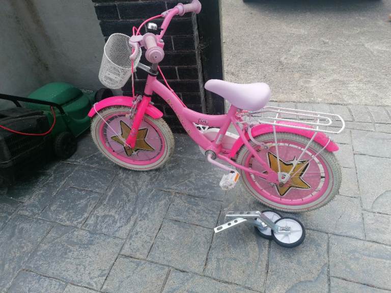 Girls LOL Bike comes with stabilisers and a  LOL safety set
