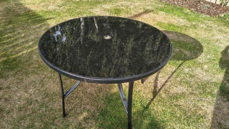 Round Glass Top Garden Table – FREE