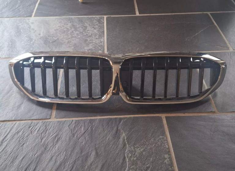 Genuine BMW 320i Front Grill for 2021 plate BMW - Black / Silver 