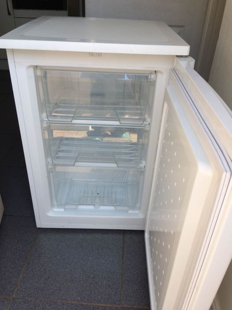 CURRY'S ESSENTIALS UNDER COUNTER FREEZER IN GOOD WORKING CONDITION.