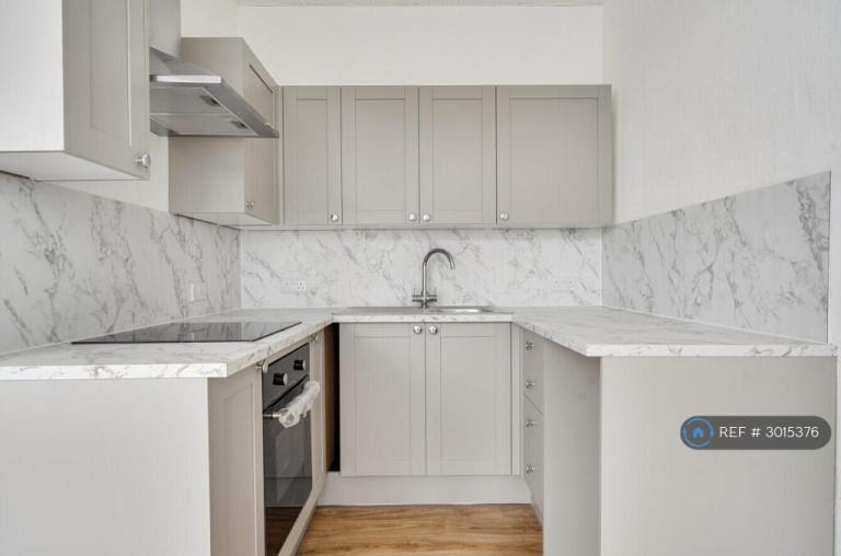 1 bedroom flat in Uffculme, Cullompton, EX15 (1 bed) (#3015376)