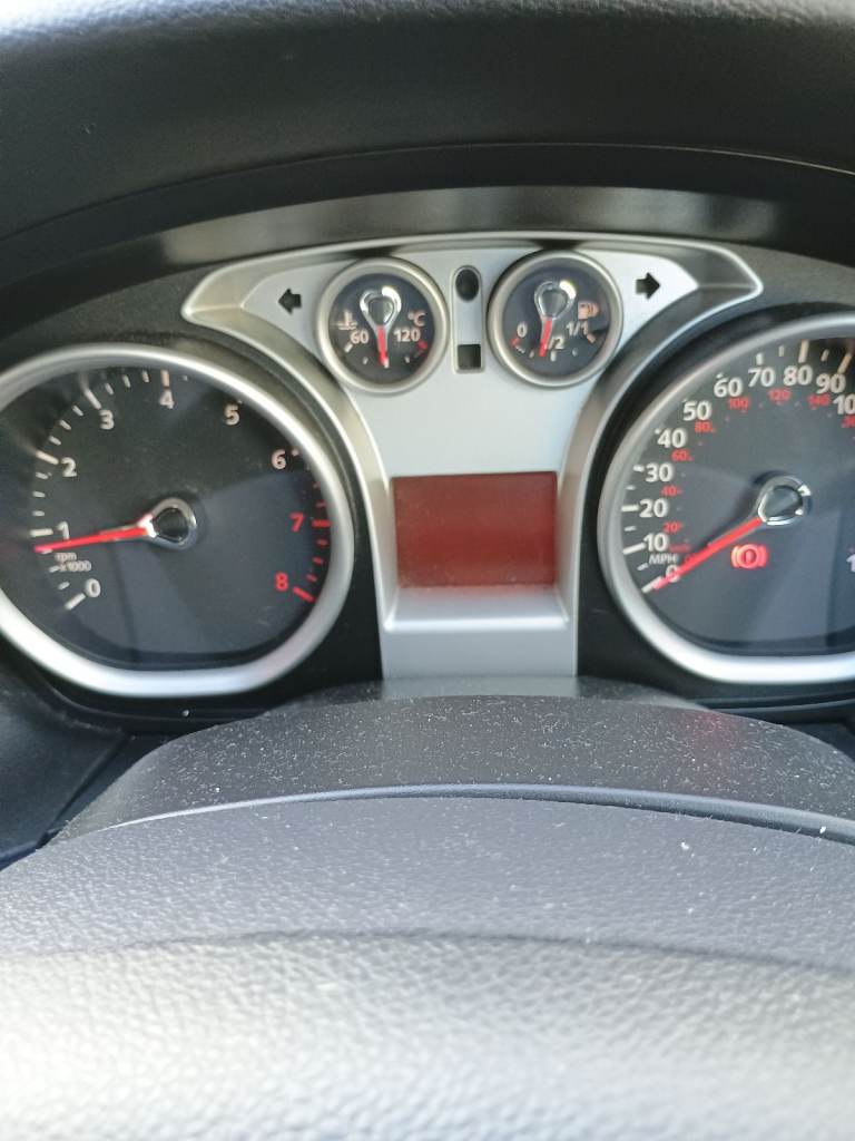 (Im away, back on 11th dec)Ford Focus Quick sale £600 (no MOT & bonnet lock needs replacing)