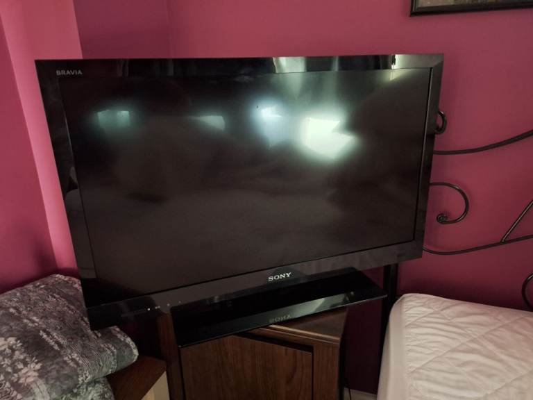 Sony Bravia 32 inch TV with remote control