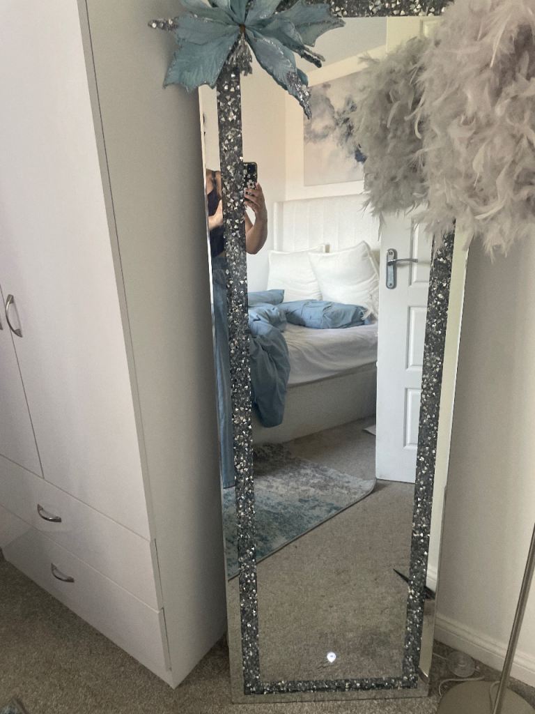 Free standing mirror light