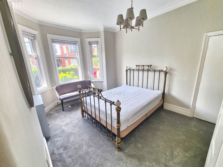 Spacious 2 Bedroom Flat