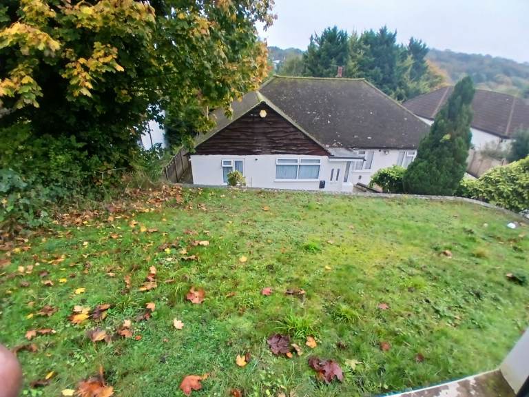 Two Bedroom Bungalow With Most Bills Included Near Riddlesdown Stateion in Purley