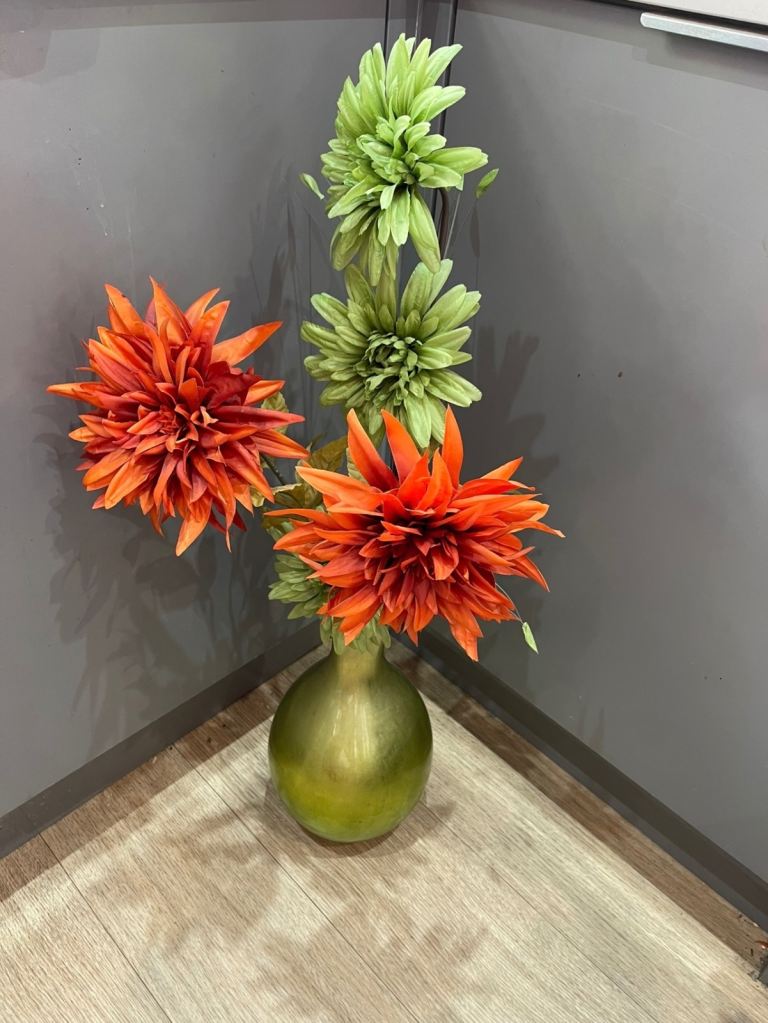 2 X artificial flowers in a vase £5 each