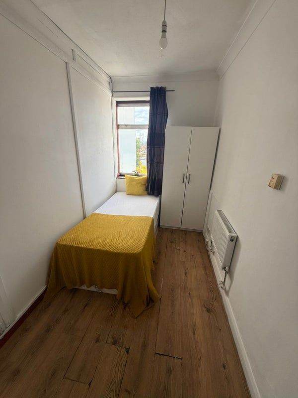 💥 Clean & Cozy Couple Room 🧼 with Modern Shared Facilities 💥