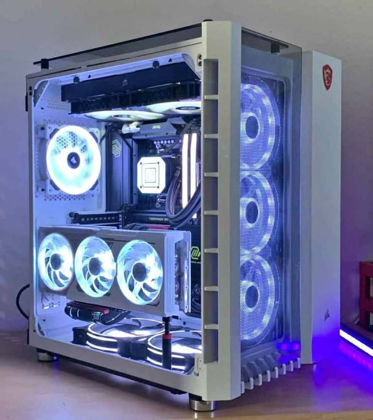 High-End White Gaming PC – Ryzen 7 7800X3D – RX 9070 XT – 32GB DDR5 – PCIe Gen5 – Corsair 680X