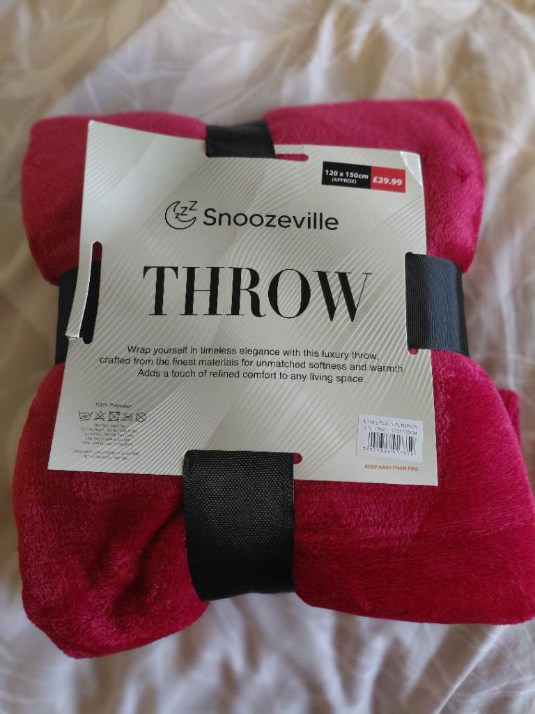 Snoozeville raspberry red soft flannel luxury throw size 120x150cm 