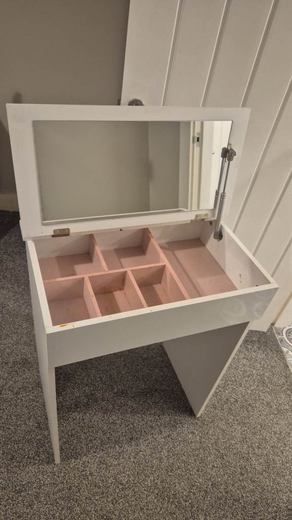 Make up desk FREE