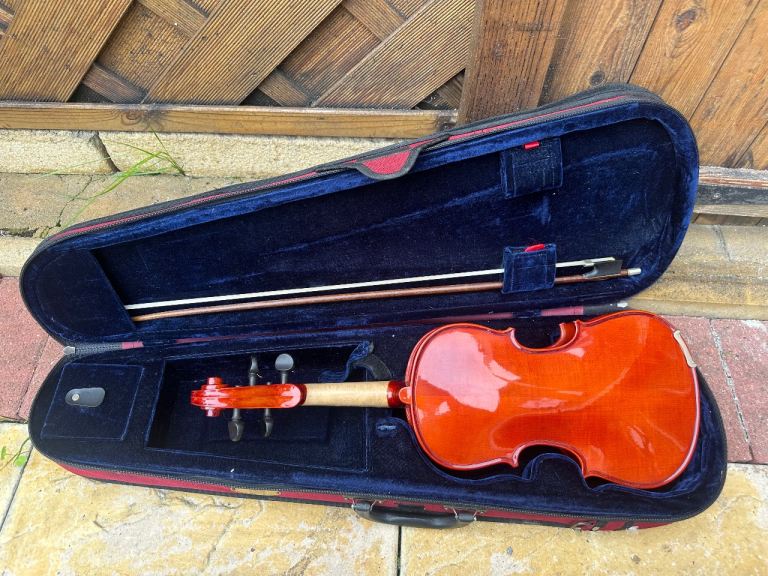 3/4 Stentor students II violin plush case and bow 