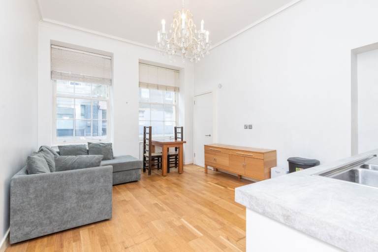 Attractive, main door, 2 bedroom flat in Causewayside – available NOW